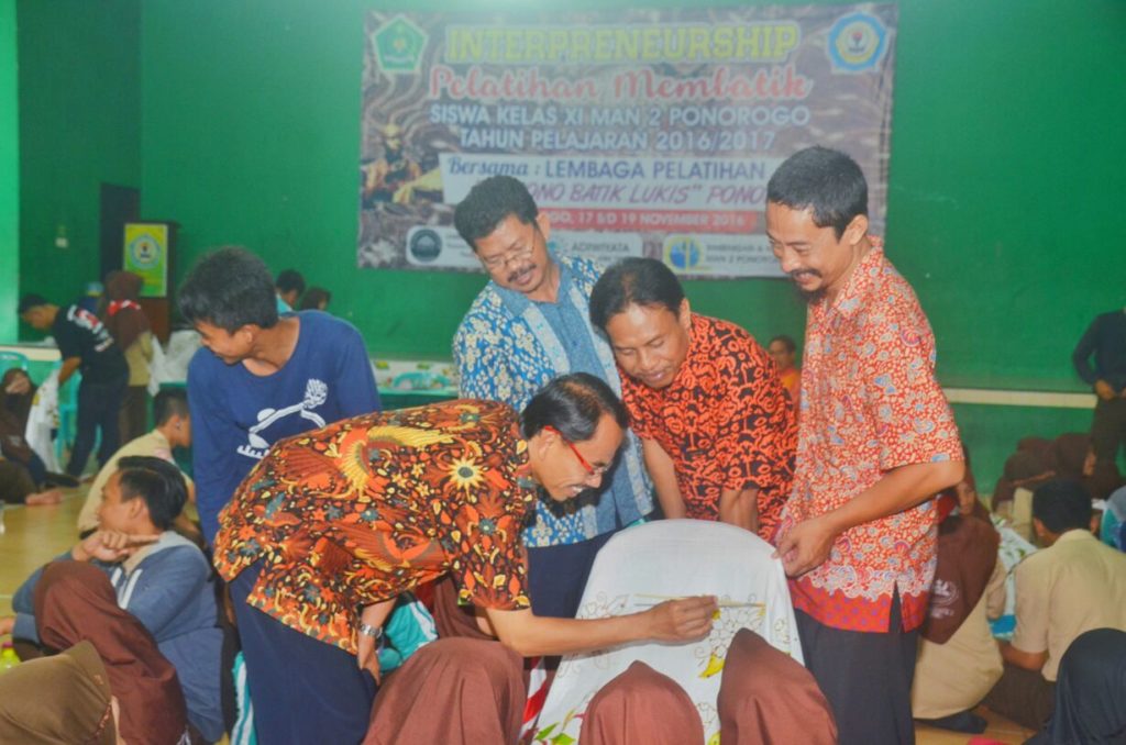 MAN 2 Ponorogo Gelar Kegiatan Entrepreneurship, Pelatihan Membatik MAN 2 Ponorogo Gelar Kegiatan Entrepreneurship, Pelatihan Membatik