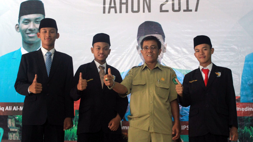 Para Kandidat Ketua OSIS MAN 2 Ponorogo 2017/2018 Bersama Bapak Waka Kesiswaan, Bapak Nyamiran.