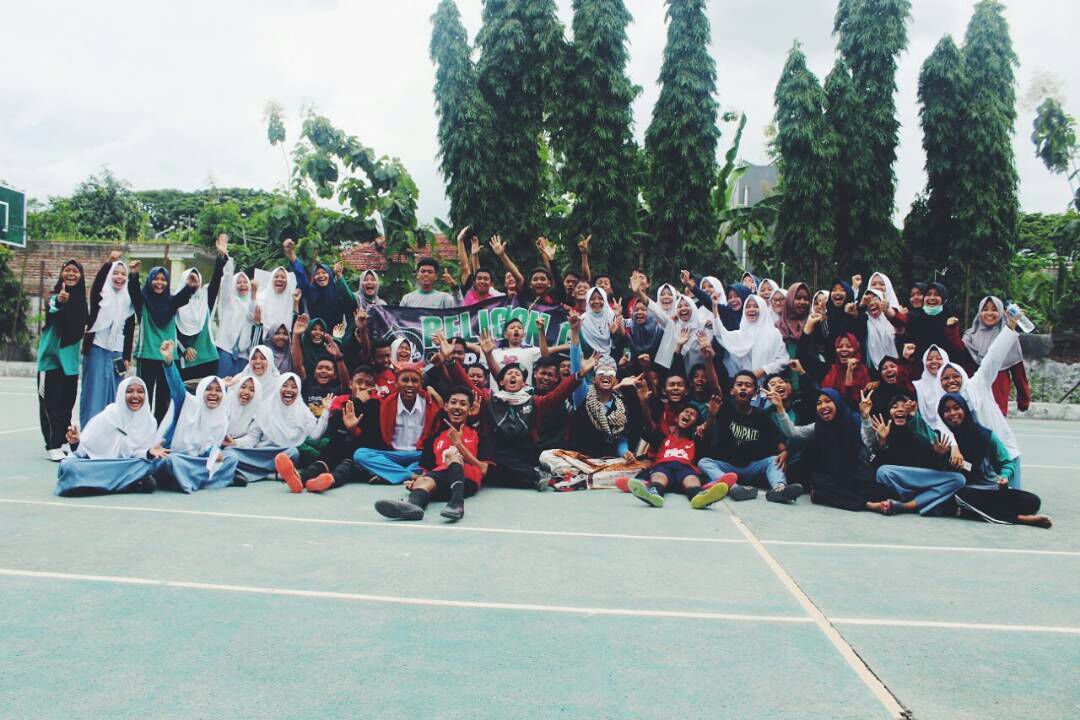 Pembukaan "FRAME 17 CM" (Friends Meeting 2017 Competition) atau sering disebut juga dengan class meeting di awali dengan kegiatan Apel pagi seluruh warga MAN 2 Ponorogo Friends Meeting 2017 Competition 2017, MAN 2 Ponorogo