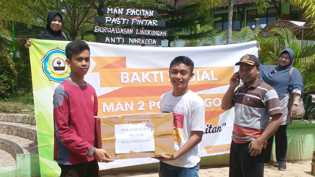 MAN 2 Ponorogo Peduli Bencana di Pacitan MAN 2 Ponorogo Peduli Bencana Banjir di Pacitan