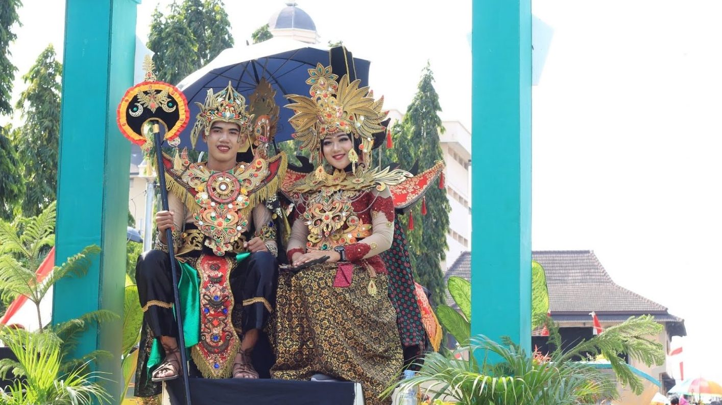 MAN 2 Ponorogo Ambil Bagian pada Pawai Pembangunan Mobil Hias.