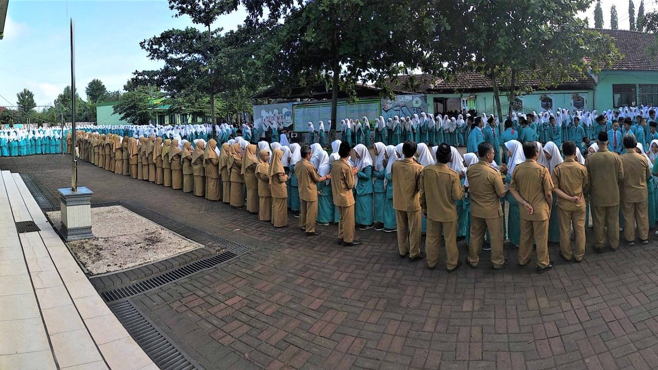Upacara Terakhir di Kisah Akhir SMA Prosesi Jabat Tangan dan Minta Doa Restu Kelas XII