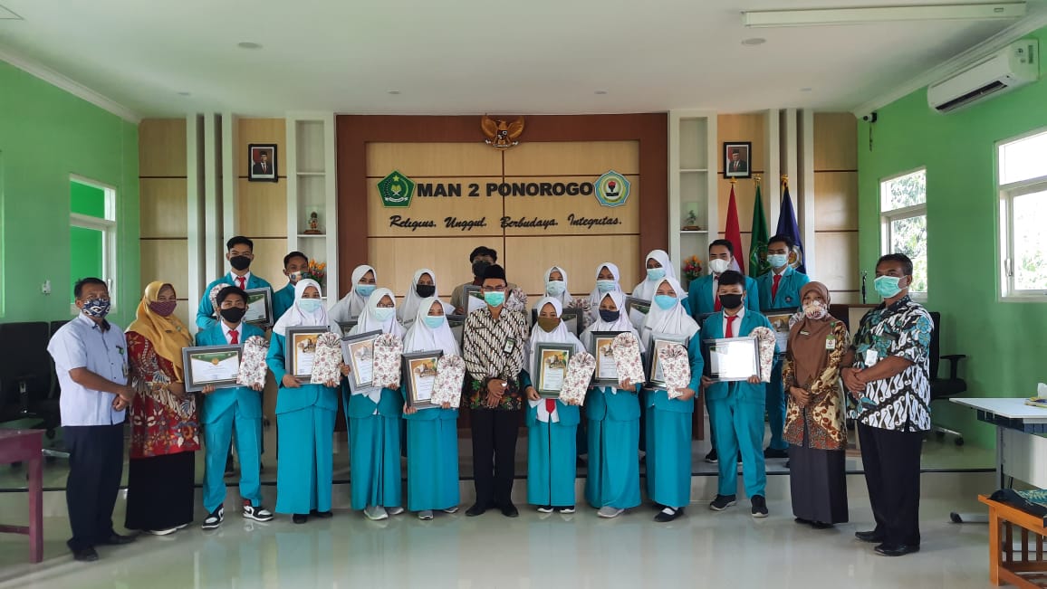 Pemberian Penghargaan Peserta Didik Kelas XII Berprestasi Tahun Pelajaran 2020-2021