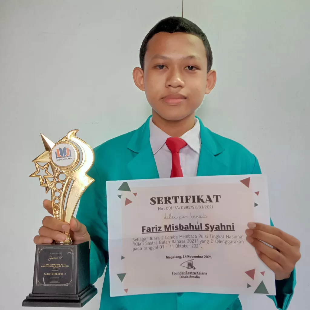 Fariz Kelas X IPS 2, Peraih Juara Nasional Lomba Puisi