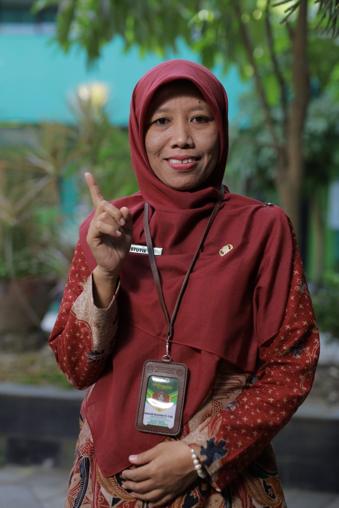 Hastutik Bayyinatur R, S.Ag.